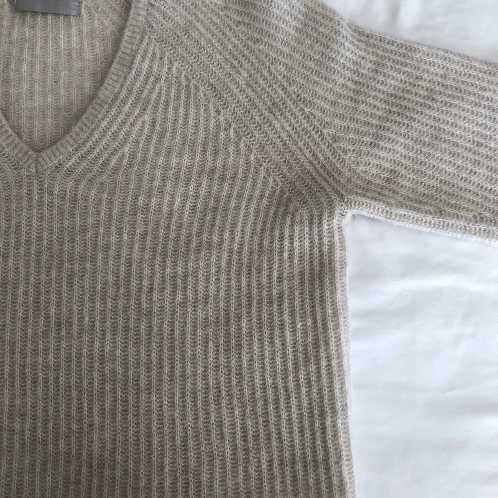 Everlane Alpaca V Neck Sweater - Picture 4 of 8